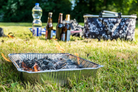 Wegwerfgrill im Park