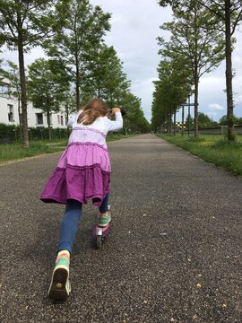 Kind f&auml;hrt Roller im Gr&uuml;nen