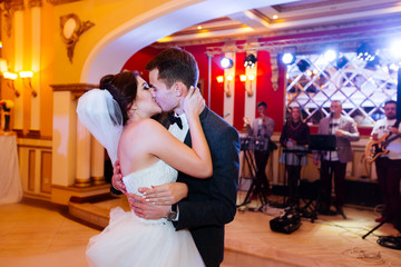 Fototapeta premium Dance of the happy couple on their wedding