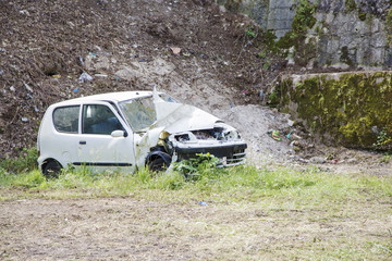 Obraz na płótnie Canvas White decayed car in a scrap yard
