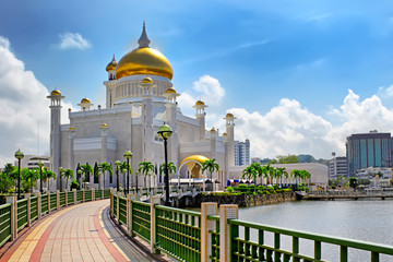 Sultan Omar Ali Saifuddin Mosque in Bandar Seri Begawan Brunei - obrazy, fototapety, plakaty