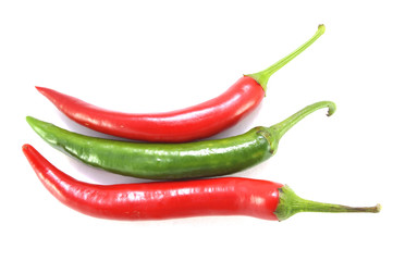 Красный и зеленый острый перец на белом фоне крупным планом