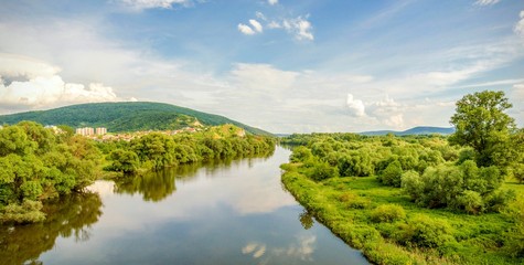 Fluss mit grünen Ufer im Sommer