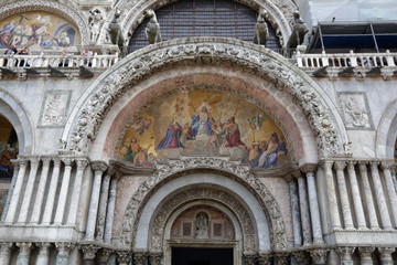 Fototapeta premium Ornate architecture of Venice - city on the water - the pearl of Italy