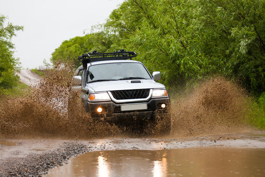 Mitsubishi Pajero Sport moving by water making lots of splashes