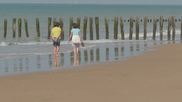 femmes se promenant au bord de la mer