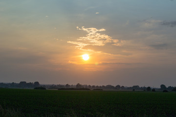 Obraz premium Zachód słońca w pomarańczowej barwie