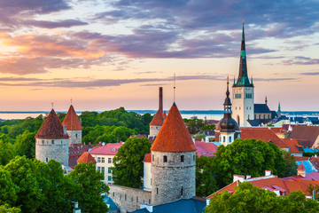 Cityscape of old town Tallinn at sundown, Estonia - obrazy, fototapety, plakaty
