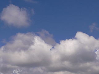 Naklejka na ściany i meble синее небо с белыми облаками 