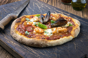 Seafood Pizza auf altem Schneidebrett