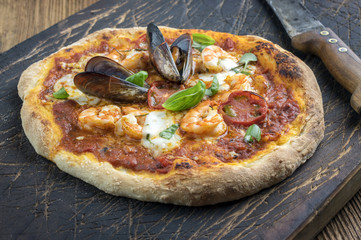 Meeresfrüchte Pizza oauf altem Schneidebrett