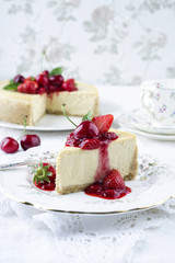 Cheesecake mit frischen Früchten