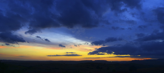 Fototapeta na wymiar Tramonto con nuvole