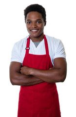 Afrikanischer Kellner mit verschränkten Armen