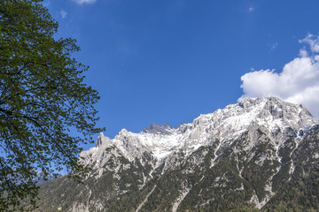 Karwendelgebirge an der bayrisch-österreichischen Grenze im Frühling