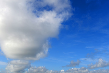 Obraz premium 南国沖縄の紺碧の空と夏雲