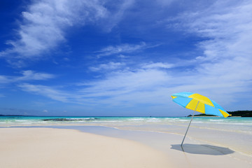 南国沖縄の美しいビーチと夏空