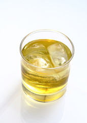 Fototapeta na wymiar whisky and water(mizuwari)