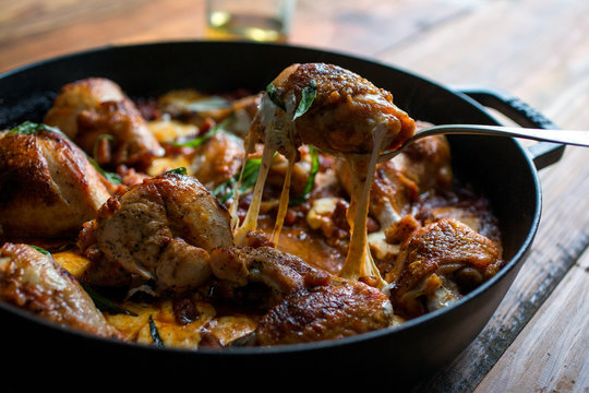 Skillet chicken with tomatoes, pancetta and mozzarella