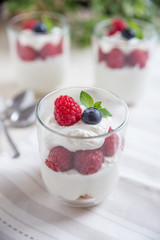 Quarksahne mit Beeren