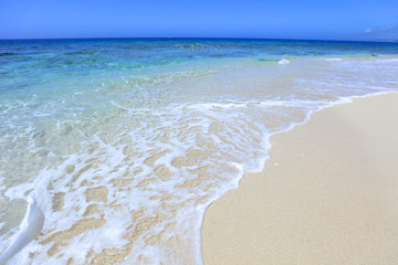 美しい沖縄のビーチと夏空 