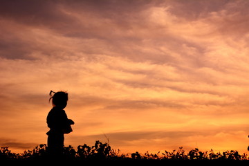 Fototapeta premium Silhouette little girl at sunset