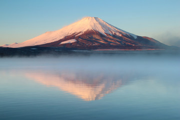 Fototapeta na wymiar 山中湖と富士山 