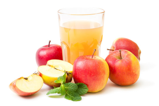 Rote &Auml;pfel und frischer Apfelsaft im Glas, essen und trinken, erntefrisches Gartenobst, vitaminreiche Spezialit&auml;ten vom Apfelhof, Apfelsaison, Freisteller