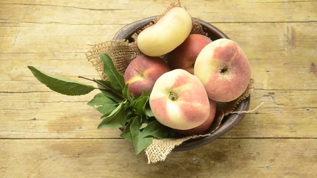 Prunus Persica バントウ 蟠桃 Pesca tabacchiera Saturn Peach אפרסק פיתה Platicarpa كعب الغزال Pessegueiro Platycarpa هلو انجیری Paraguayo Brzoskwinia zwyczajna Lamevirsik Paraguaya فاكهة Персик Şeftali