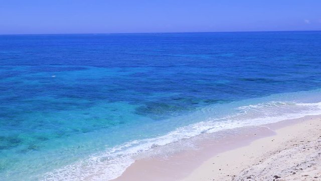 南国の美しいビーチと紺碧の空