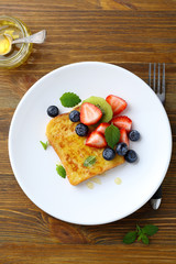 breakfast toast with berries