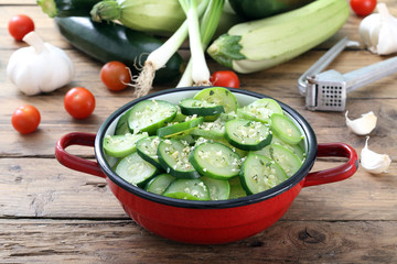 verdure zucchine cucinate  su sfondo rustico