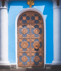 Старинная арочная кованная дверь © Maryna Konoplytska