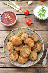alimentazione vegetariana verdure gratinate o fritte su sfondo rustico