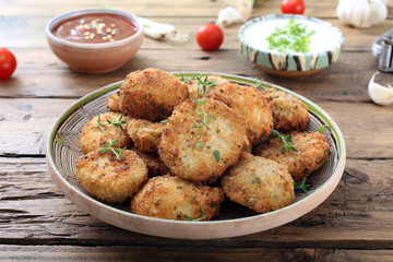 alimentazione vegetariana verdure patate gratinate o fritte su sfondo rustico