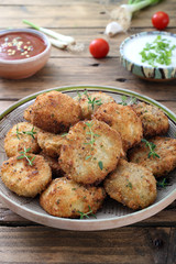 alimentazione vegetariana verdure patate gratinate o fritte su sfondo rustico