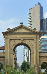 Fototapeta na wymiar Milano Porta Nuova arco antico e palazzi moderni