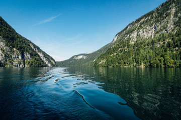 K&ouml;nigssee unter blauem Himmel