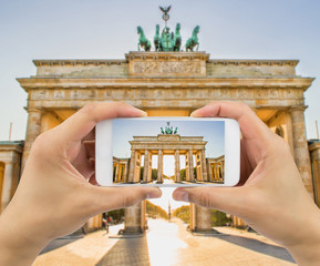 Obraz premium taking a picture a brandenburg gate