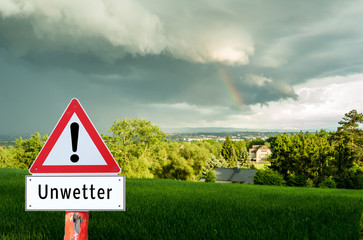 Achtung Schild Unwetter Wolken