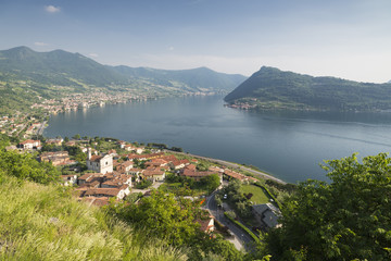 Panorama des Iseo-See mit der Monte Isola und den umgebenden Ber