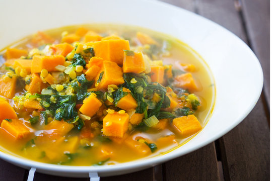 Veganes Linsencurry mit K&uuml;rbis und Spinat