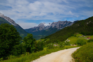 Fototapeta premium Weg in Berchtesgaden mit Blick auf die Alpen