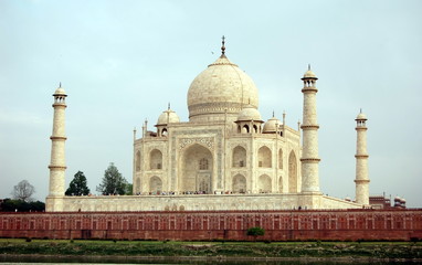 Obraz premium White marble Taj Mahal in India, Agra, Uttar Pradesh