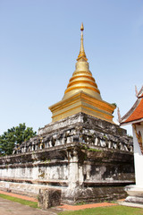 Fototapeta premium Giant golden pagoda