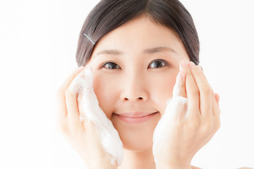 洗顔をする女性、泡