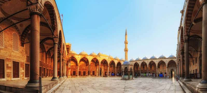 The Blue Mosque, (Sultanahmet Camii), Istanbul, Turkey