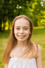 Naklejka premium Outdoors portrait of beautiful young girl looking at you.