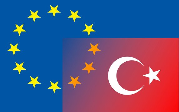 Beziehung EU - T&uuml;rkei - 
Die t&uuml;rkische Flagge (rechts unten) ragt in den Sternenkreis der Europ&auml;ischen Flagge. 