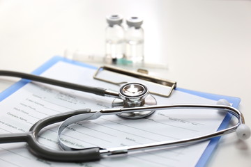 医療イメージ　医薬品と聴診器